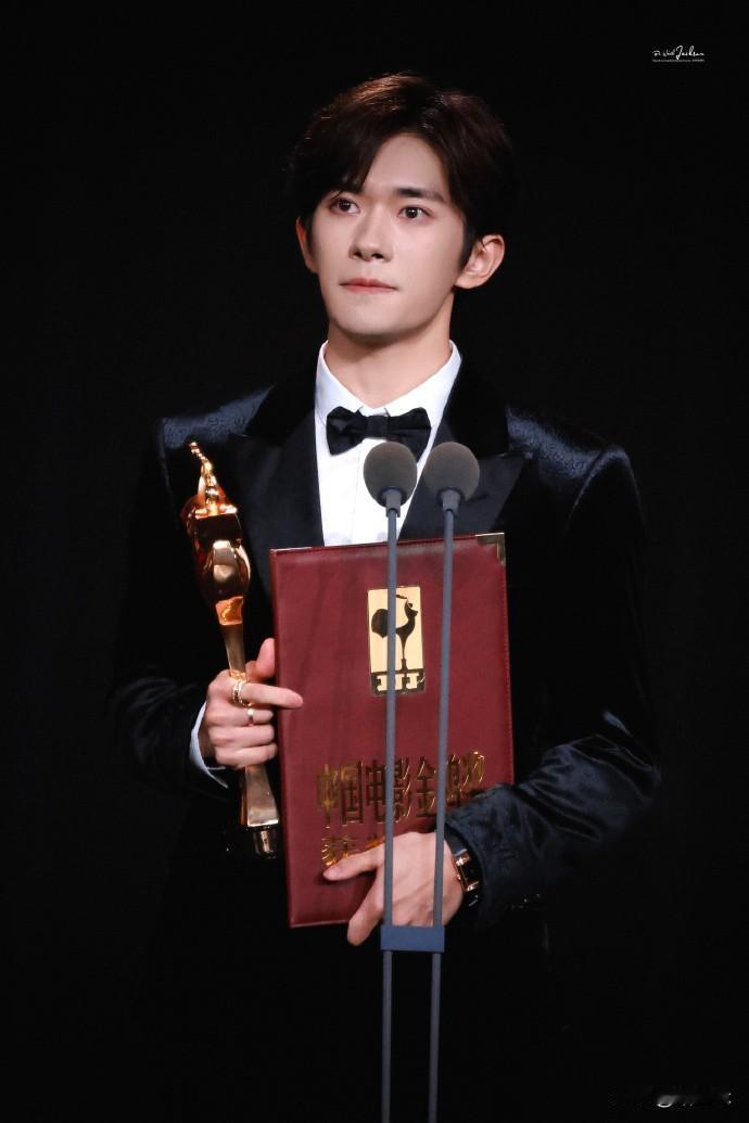 易烊千玺在金鸡奖颁奖现场捧起最佳男主奖杯时，观众席的喊声一下子炸开了，这孩子二十