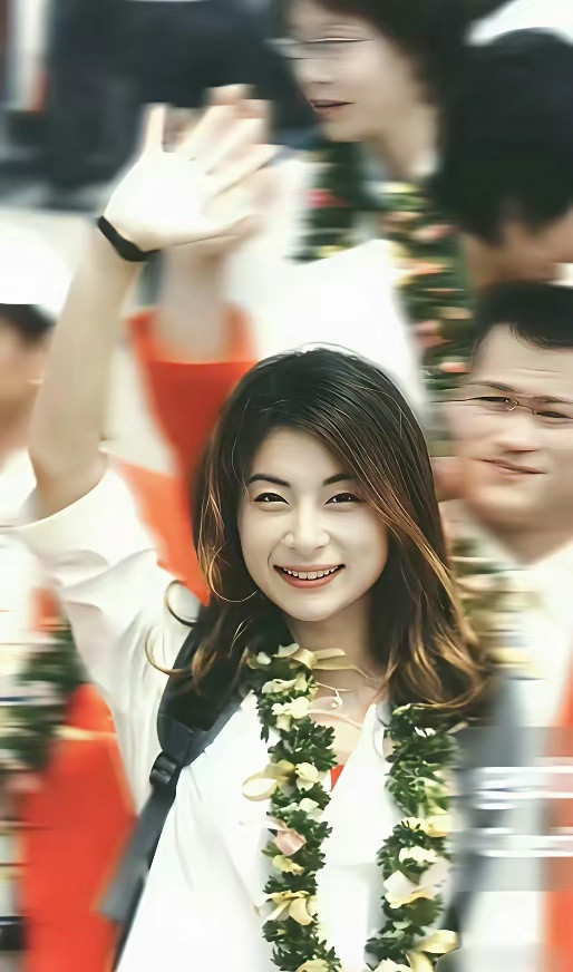 当年郭晶晶夺冠后是这样子访港的难怪霍家大公子挪不开眼睛了