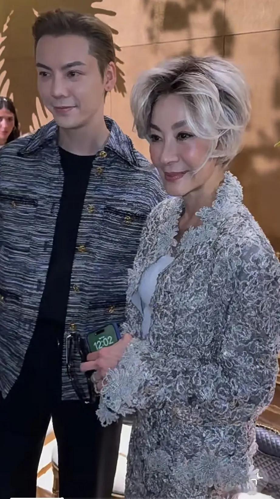 陈伟霆与杨紫琼一起参加巴黎时装周香奈儿大秀，杨紫琼虽然是银发，但却显得年轻，尤其