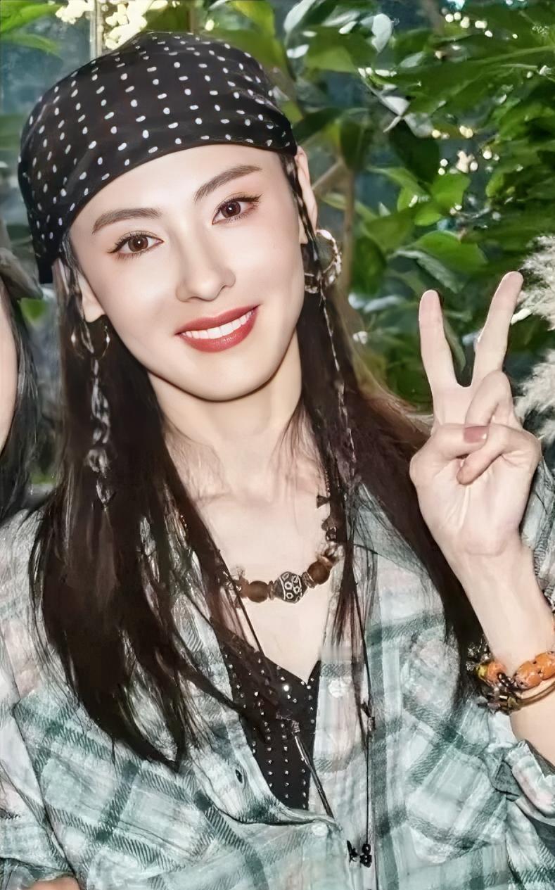 一夜之间张柏芝的人品让我们看清了香港发生大火，街上到处是碎屑，全网都在忙着转