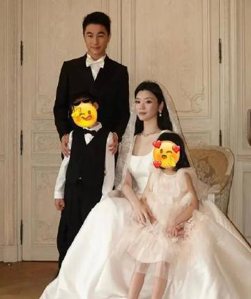 何猷君奚梦瑶一家四口婚礼合照 儿女腿长超抢镜