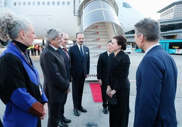 泰国王室🇹🇭2月18日，苏提达王后抵达意大利米兰马尔彭萨机场，意大利驻泰国