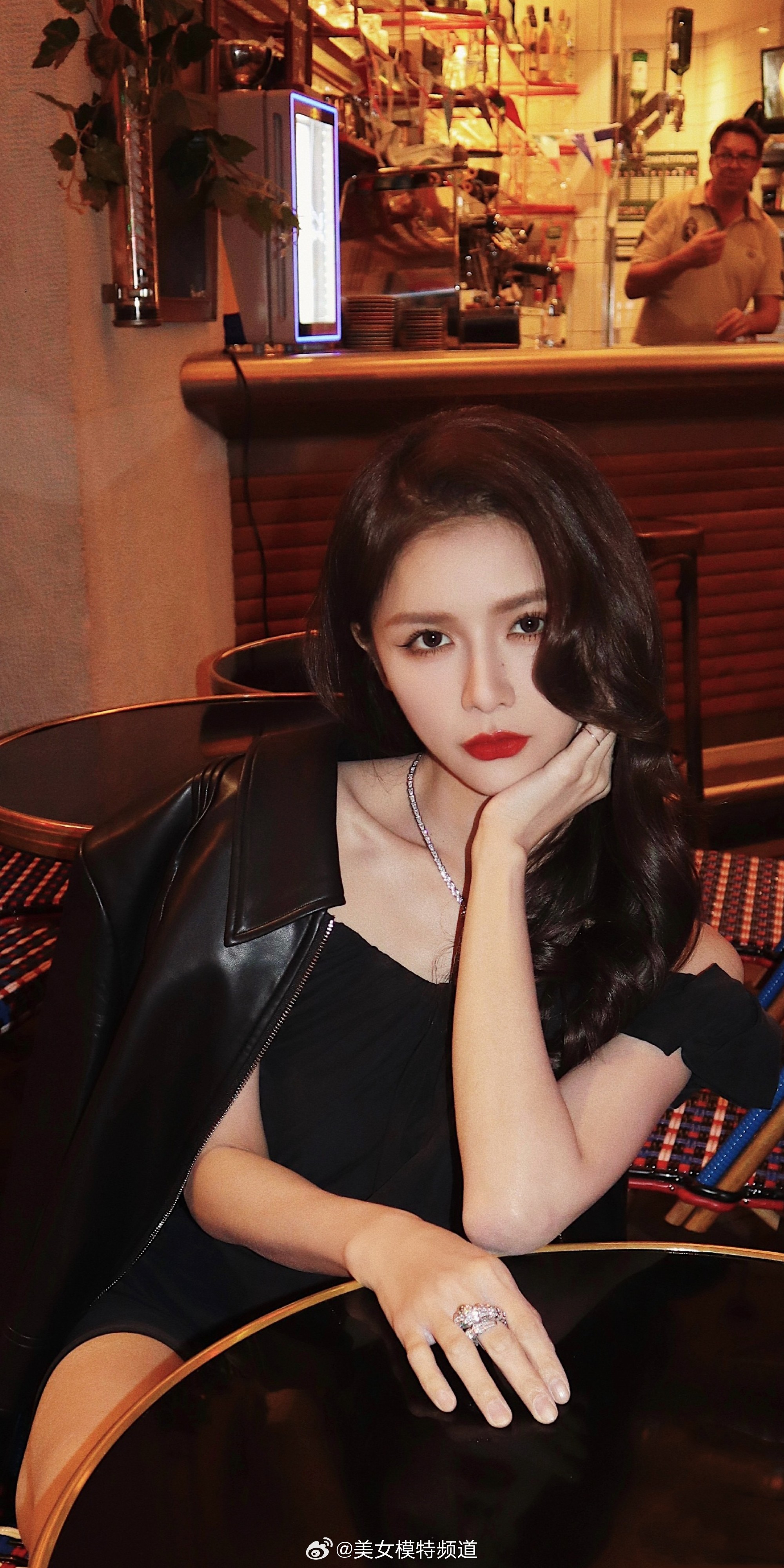 蔡卓宜暮色街拍大片