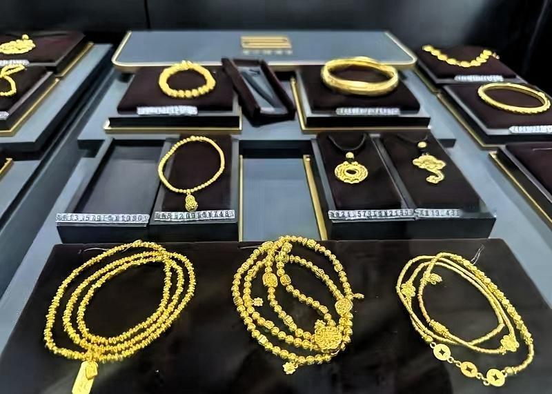 奉劝大家赶紧把金项链金手镯，都放家里，都别戴了财不外漏！现在金价一路走高