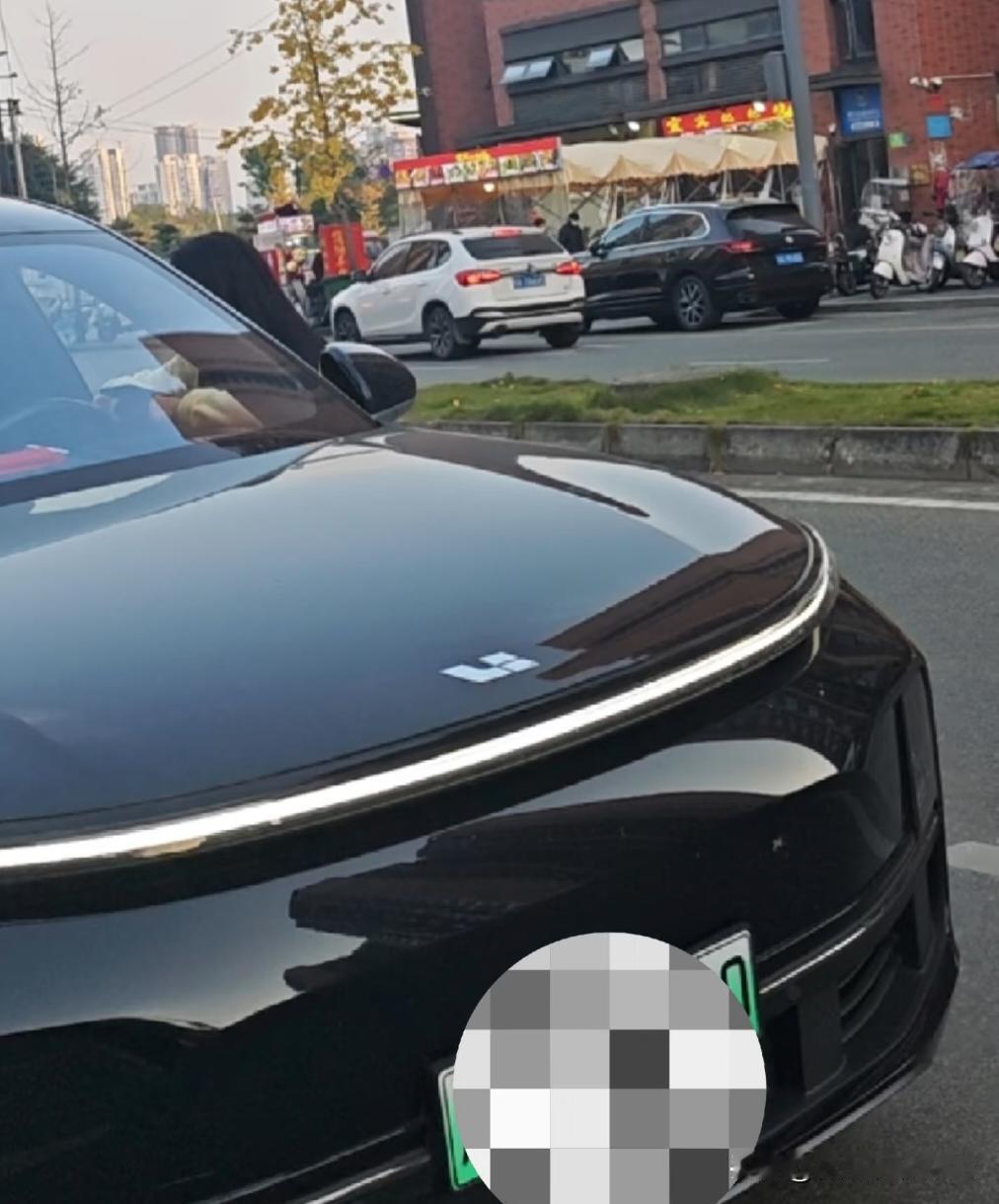 公交站台外面，送外卖小哥撞了豪车，美女小姐姐下车说补漆要2000多。不知道这啥