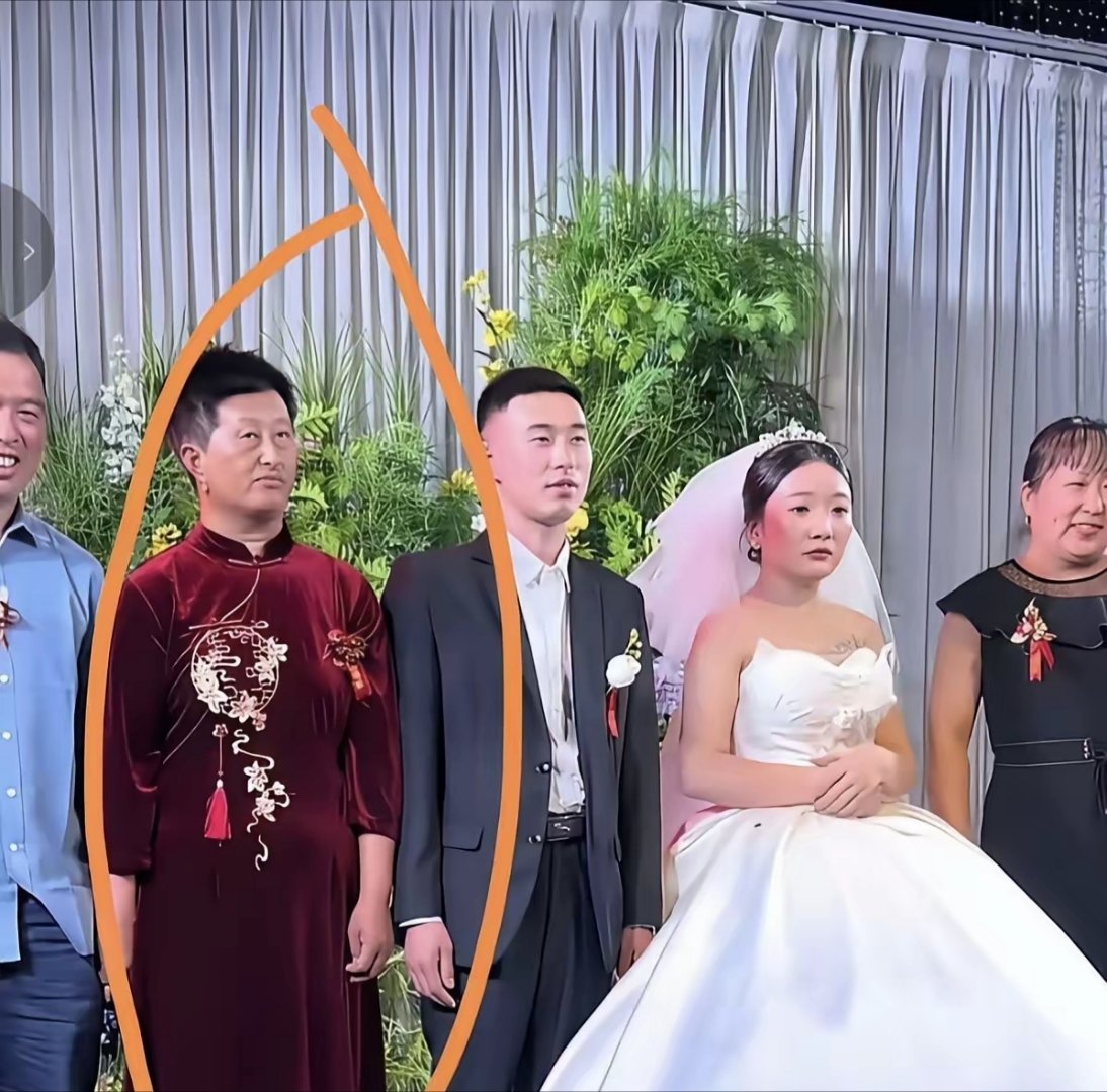 喜婆婆不穿旗袍可能会搞错～～儿子像妈