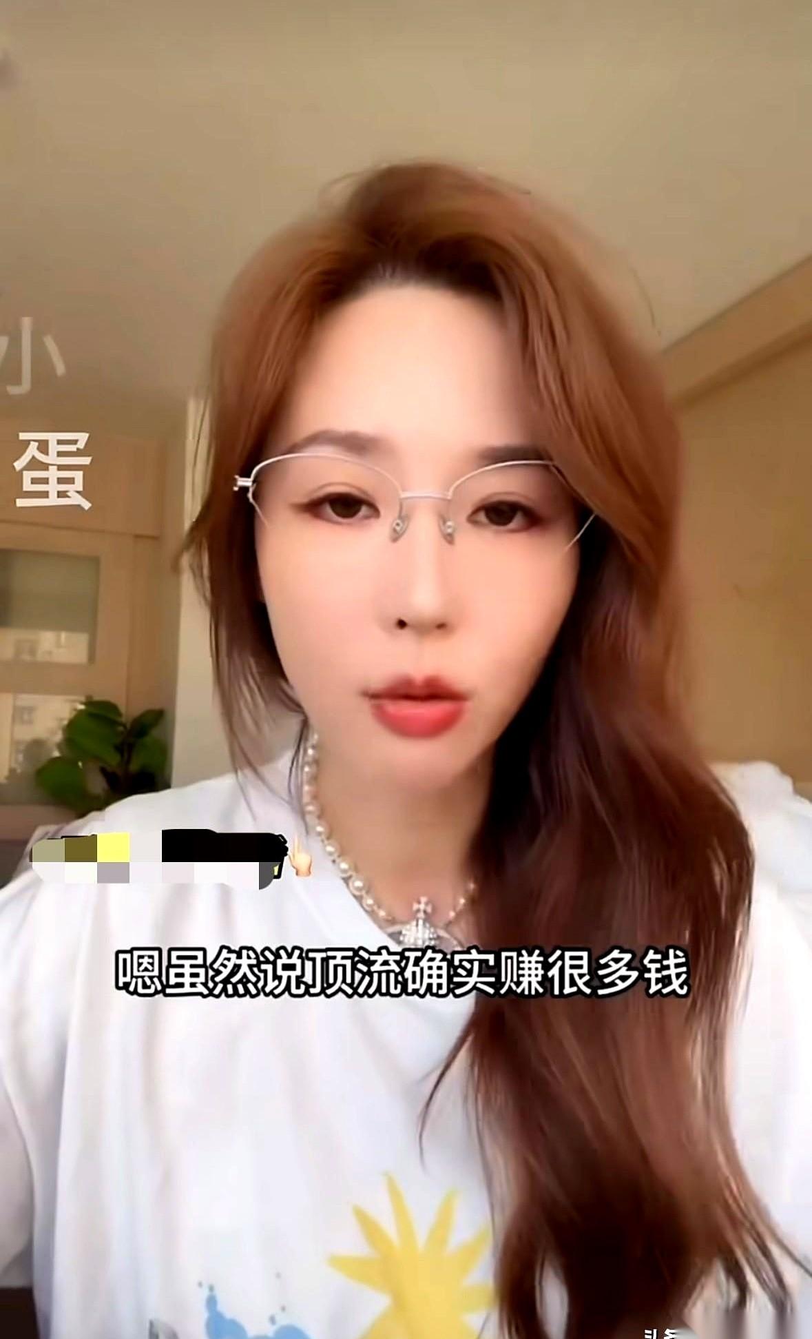 马景涛前妻吴佳妮一句话，算是把三四线演员的底给掀了。她说，别看顶流吃肉，像她们