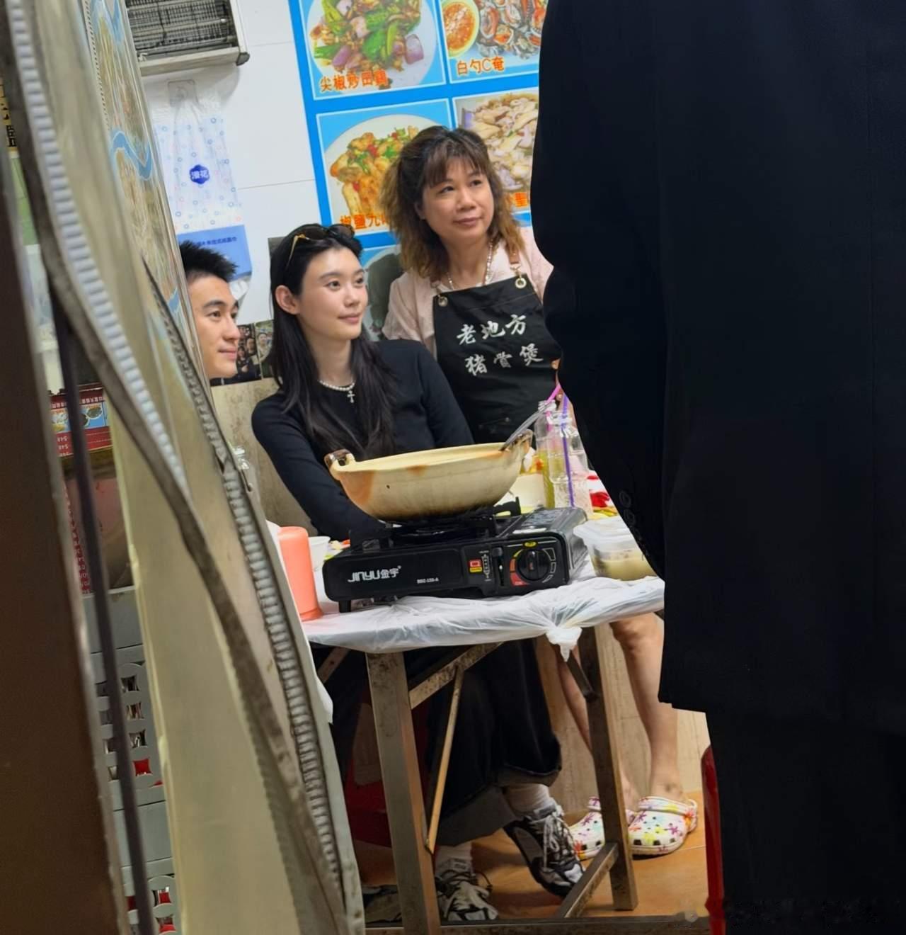 何猷君奚梦瑶和保镖同桌吃饭何猷君奚梦瑶和保镖一起吃饭澳门偶遇何猷君奚梦瑶澳门，