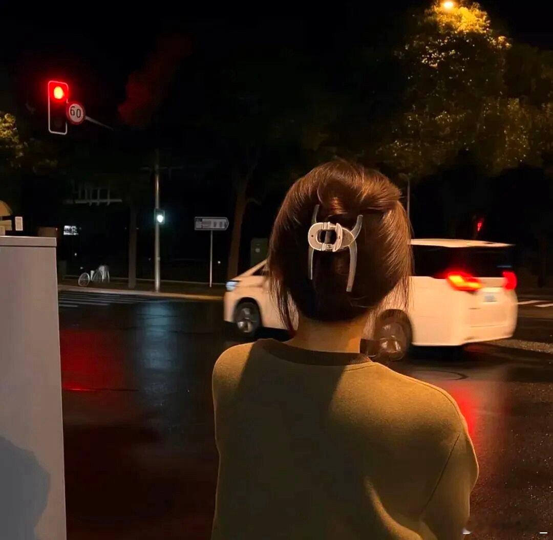 没有人能一路单纯到底，但要记住，别忘了最初的自己。要生活得漂亮，需要付出极大忍耐