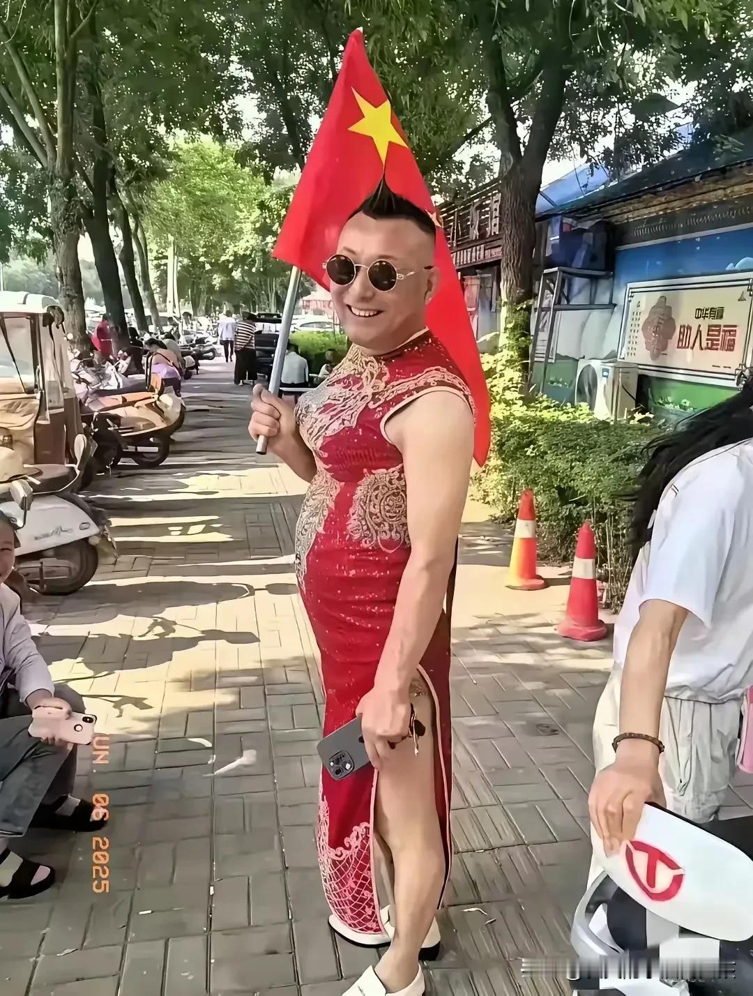 一个大男人大着肚子穿着旗袍手里举着旗袍意义何在？这样打扮就能取得成绩了？每