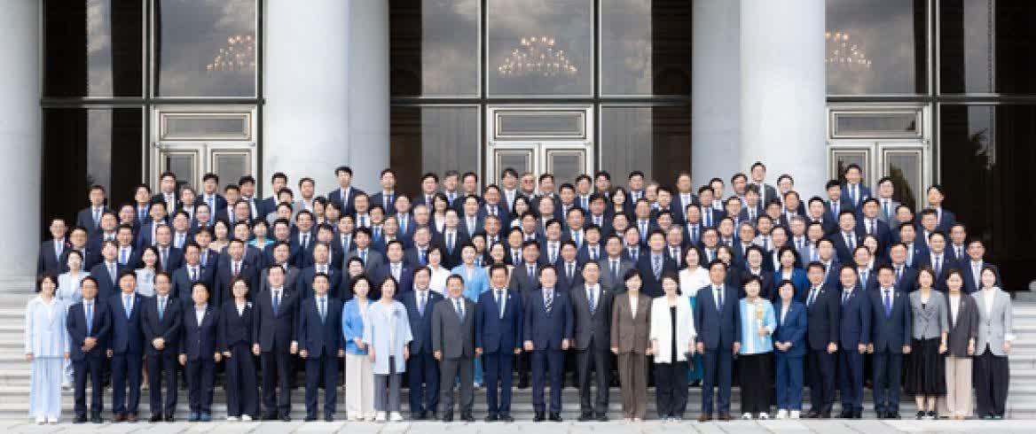 29日，韩国总统李在明在青瓦台迎宾馆举办就任后首场执政党全体议员邀请晚宴。议员们