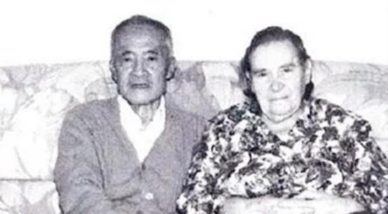 1997年，中国银行内部查账时，竟发现周总理账户，在30年前存了1.2万英镑，加