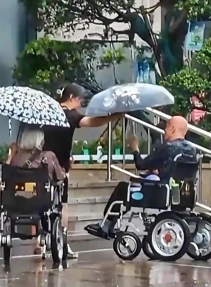 突降大雨，男子在经过一路口时，看到2位老人正坐在电动轮椅车上冒雨前行，后来停到一