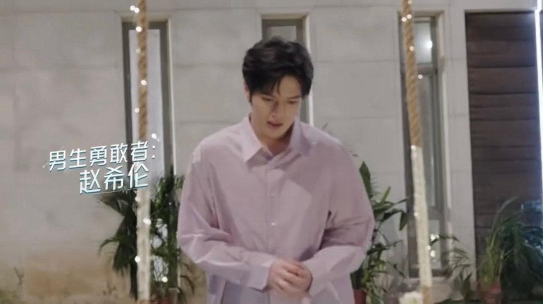心动是想做先送花的那个人心动的信号💘沙玥儿登场瞬间收获一众关注，赵希伦率先行动