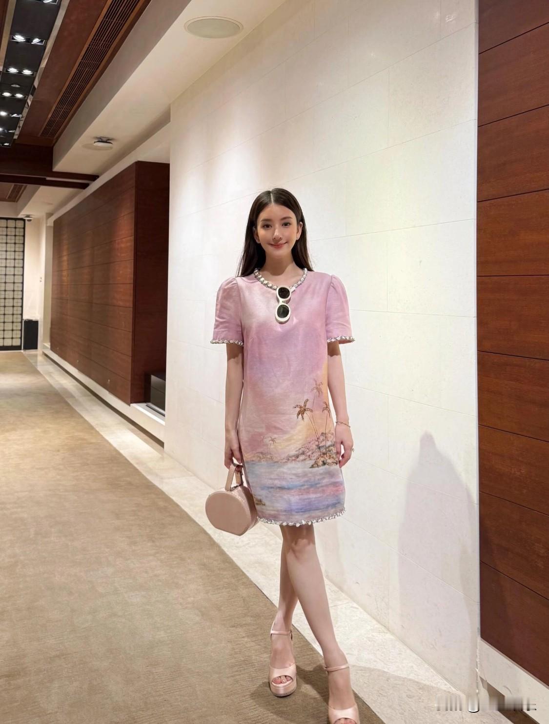 还是钱和爱养人！三胎妈妈方媛这状态真好方媛分享日常喽～又是有钱有爱的每一天这幸