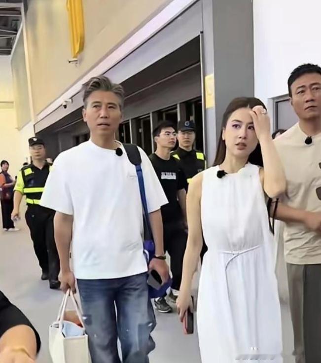 一张合照，直接撕下内娱中年男星的遮羞布最近胡军和李乃文跑去综艺给人当助理，端茶倒