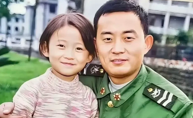 不怪他们一脸幸福，换谁谁不是。二十年时间，小棉袄长大了啊。[比心][比心][