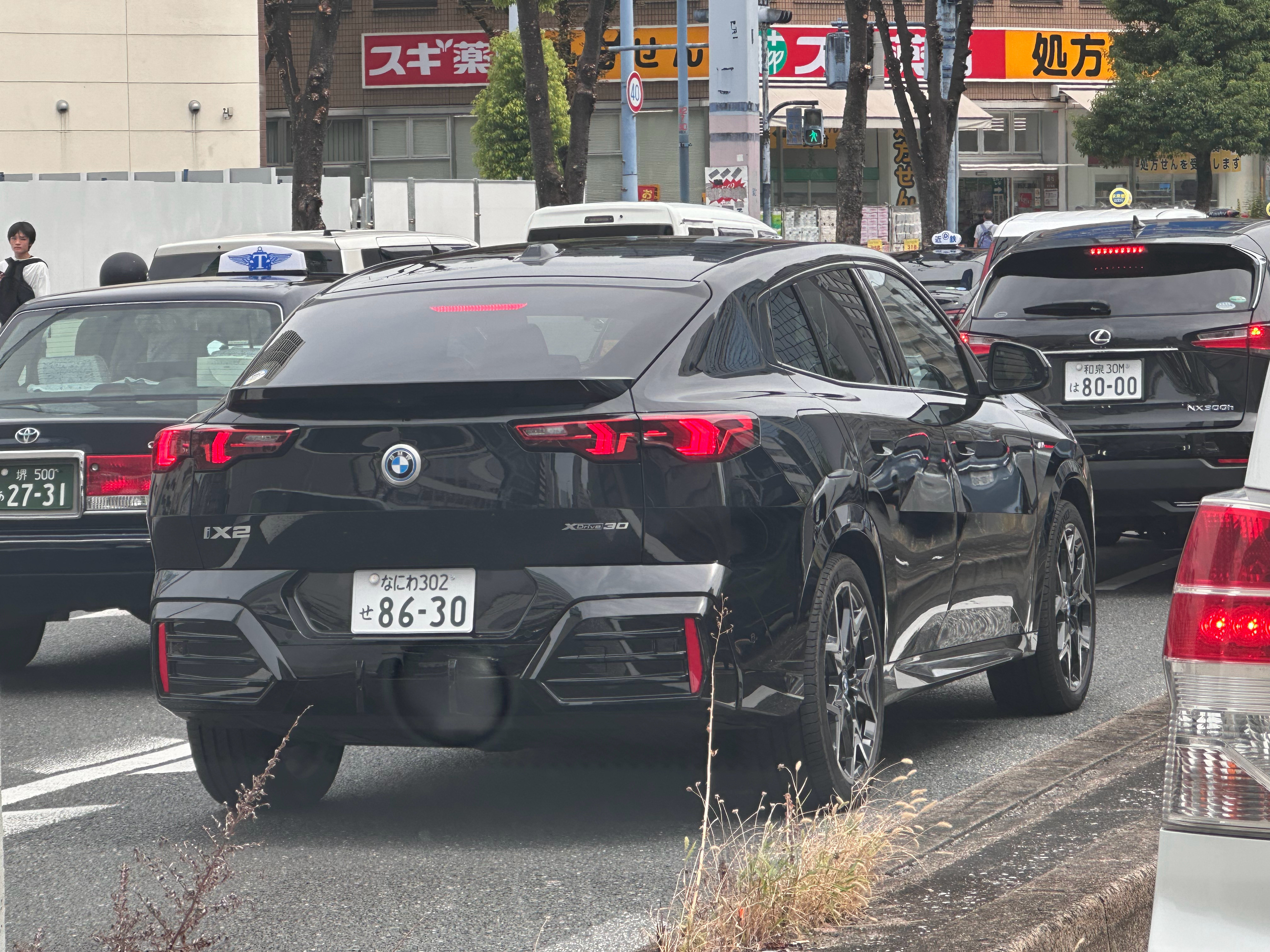 型车街拍宝马iX2纯电，尾部设计挺个性，国内貌似不打算引进了[doge]​