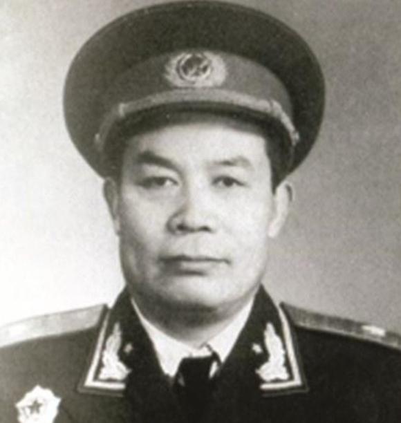 1942年，新四军被围，突围无望。团长咬牙：“拼了！”话音未落，身后战士猛喊：“