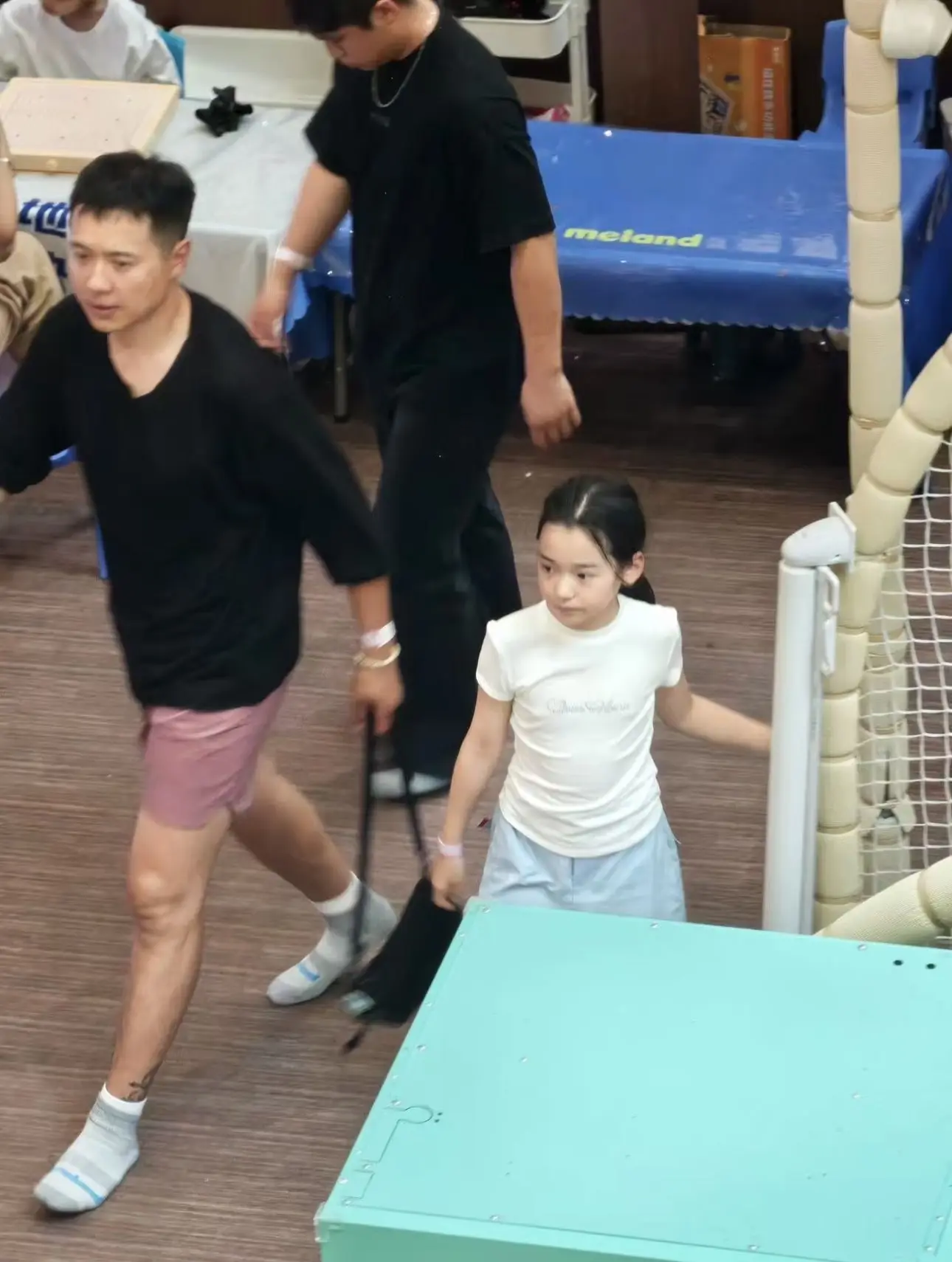高云翔带小酒窝现身运动馆，父女俩颜值好高。高云翔被偶遇带小酒窝来运动馆...
