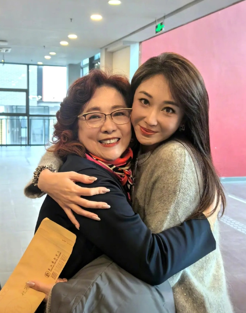 近日，在上海戏剧学院80周年校庆活动中，这两位不同年代的校友相遇，亲密合影。年