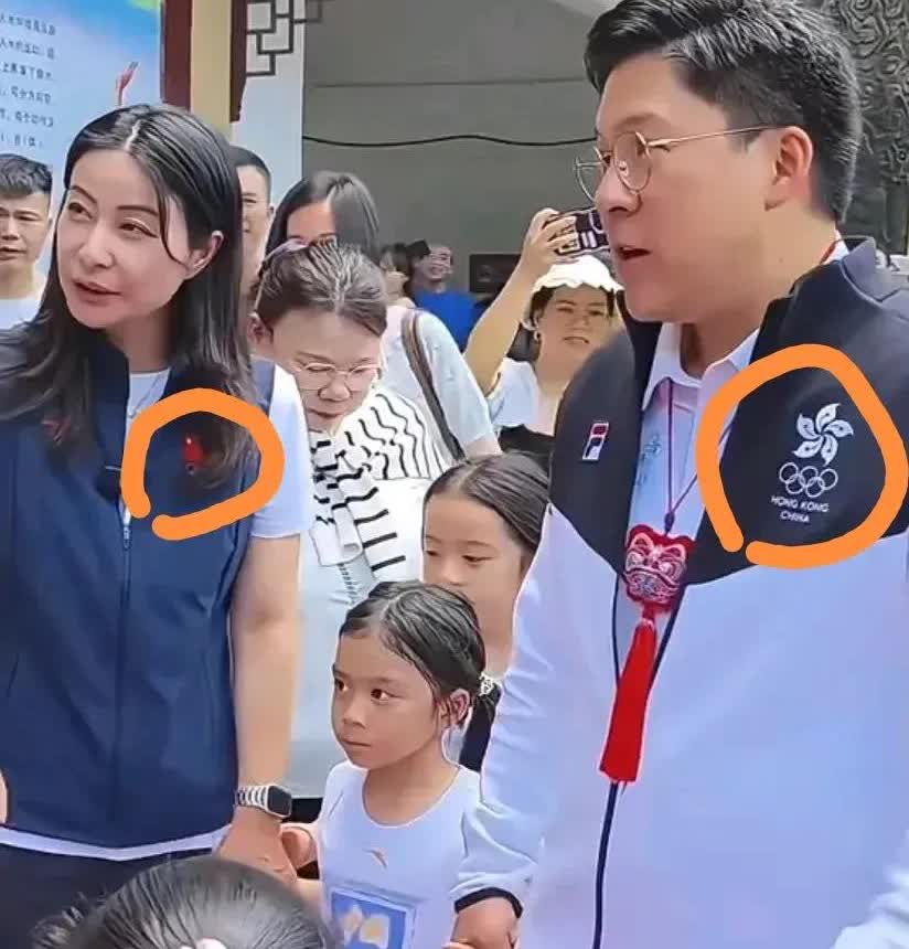 郭晶晶和霍启刚走到哪里都受欢迎的原因找到了！因为他们真的很注意细节！