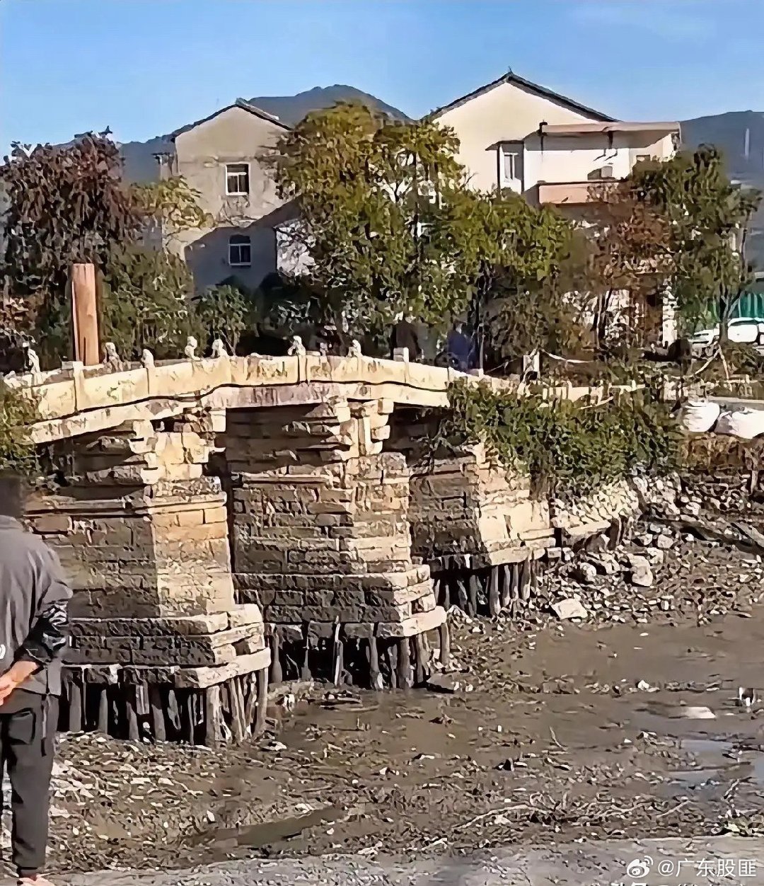 古人真牛一千多年的石桥下面全是木头！