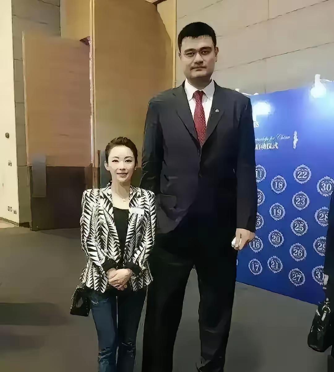 不分高矮，不分性别，不分职业，只要是世界冠军，就是祖国的骄傲和自豪。把两位的名字