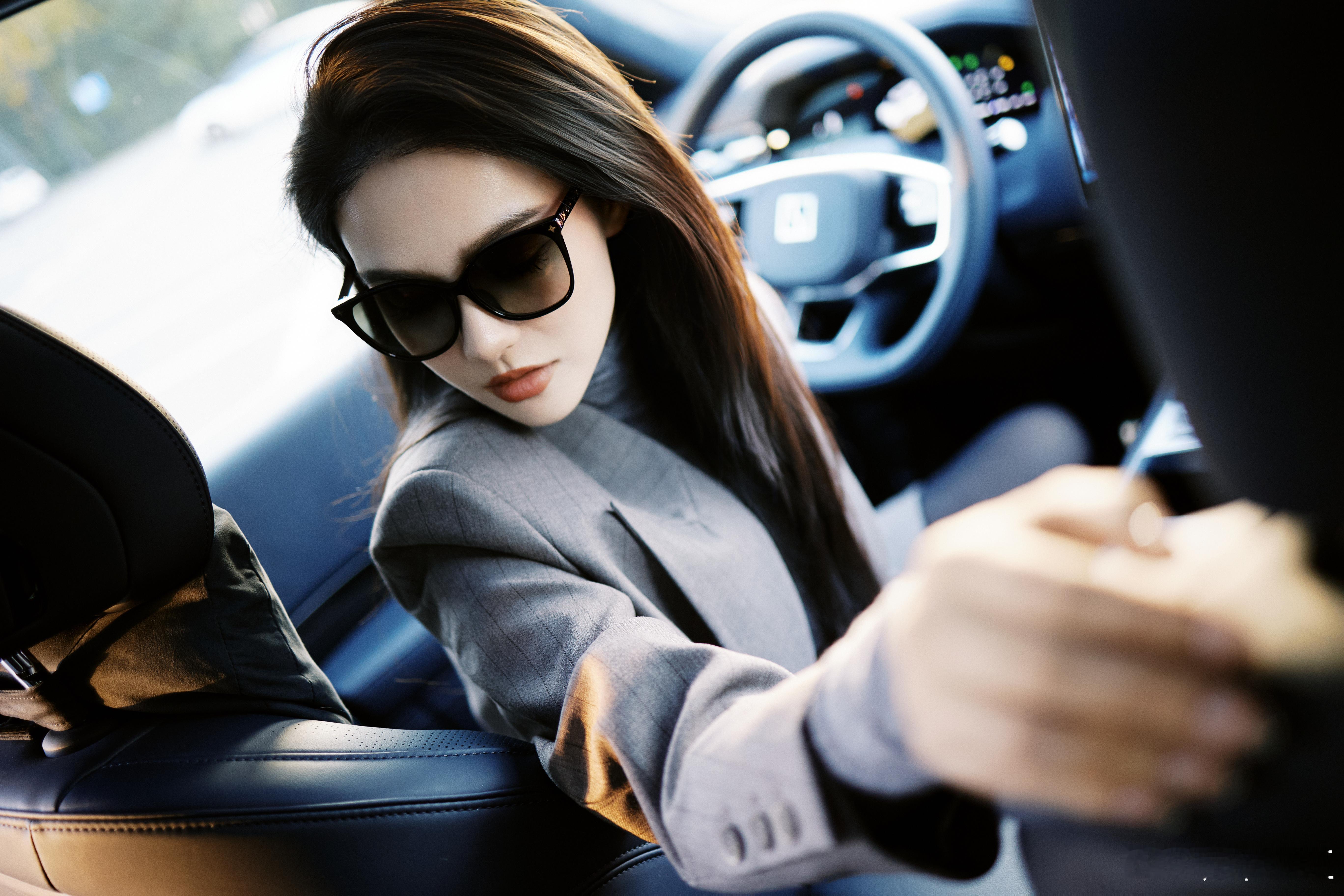 要不要坐姐姐的车？