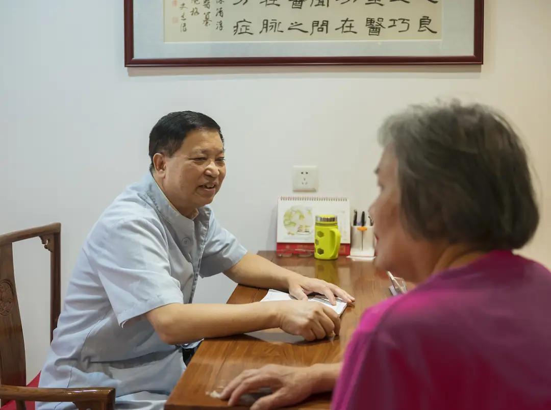 挖来退休名医，七天就闹掰：别再用医院的光环骗自己了一位诊所老板，提前半年就盯上