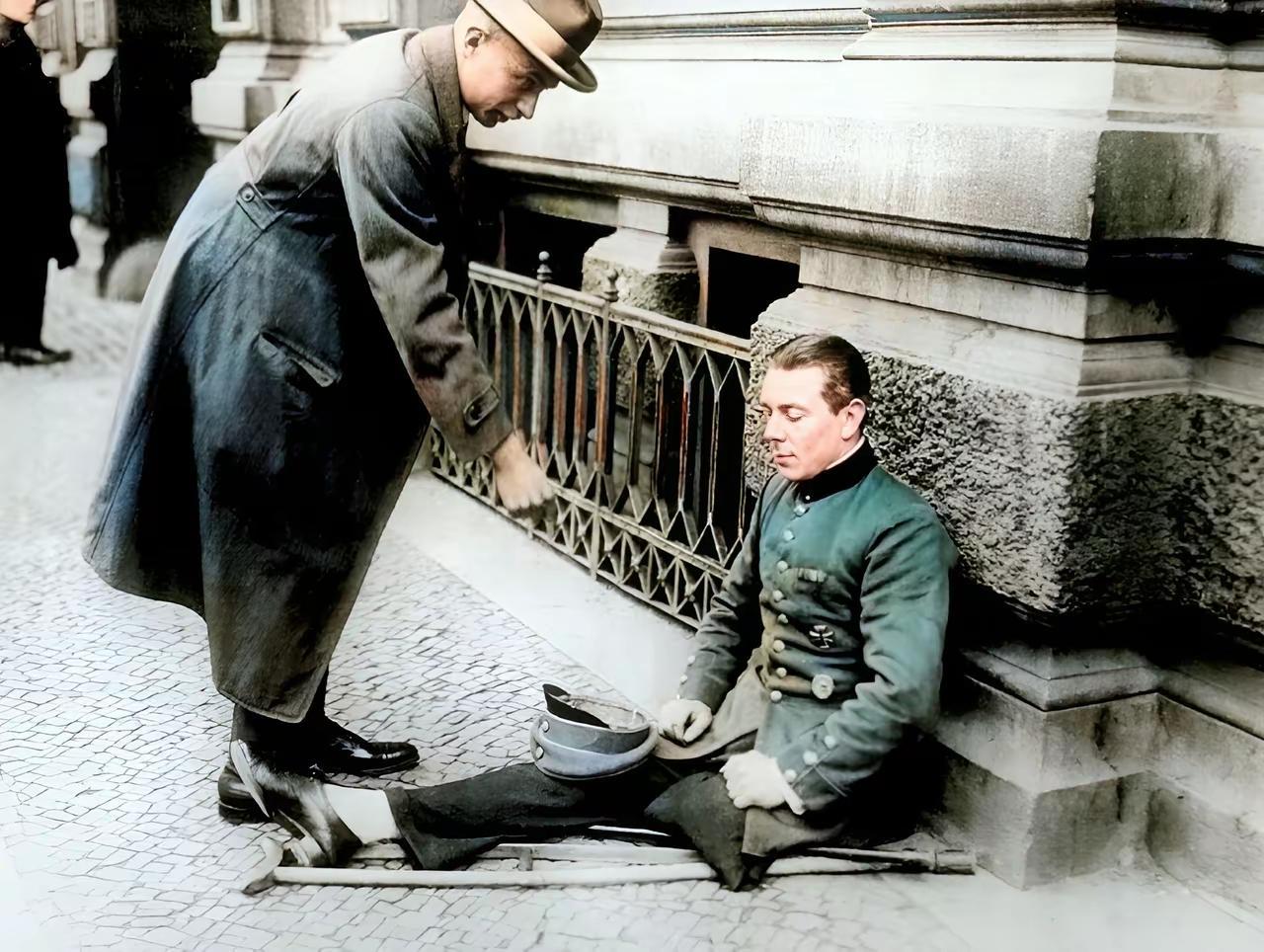 ​这是一张二战时期失去尊严的照片，照片看上去坐在底下的是一名德国军官，他已经残疾