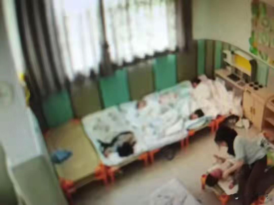 上海，女子把自己16个月大的孩子送到托育园，第一天回来就发现孩子后脑勺有伤，女子