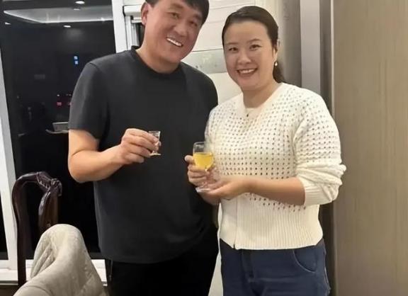 1997年，何冰遇到了多年未见的女同学李海洋，女同学说：“我都29了，嫁不出去了