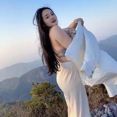 阳光洒满山间，我在山顶等你日落山顶美景望上山顶登山顶看雪绝美山顶风景地我