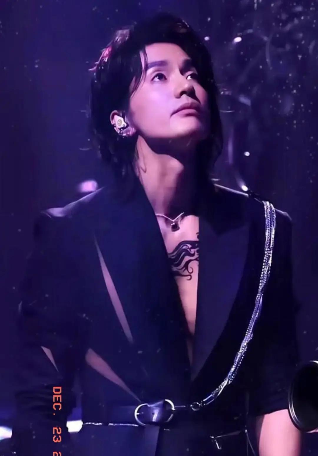 凌晨4点，健身房，他一个人。这不是苦修，是快感。言承旭48岁的倒三角身材，