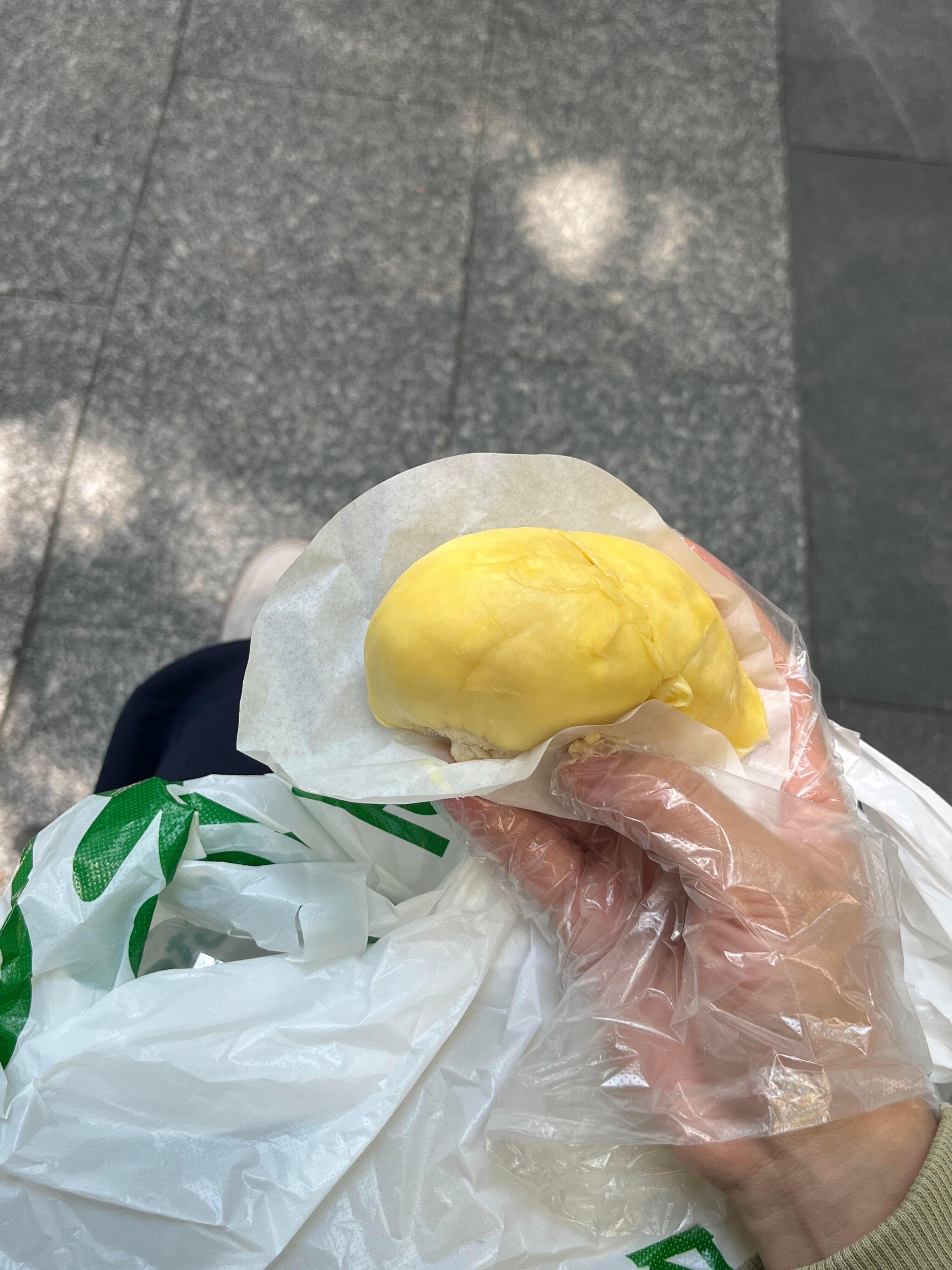 失业后在树底下吃完了一整个榴莲