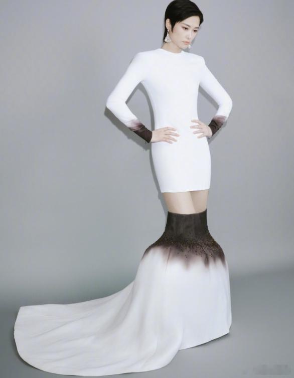 ELLE盛典，漂亮性感惊艳的美女不少，杨幂连续参加，结果都被艳压，也没捞着压轴C