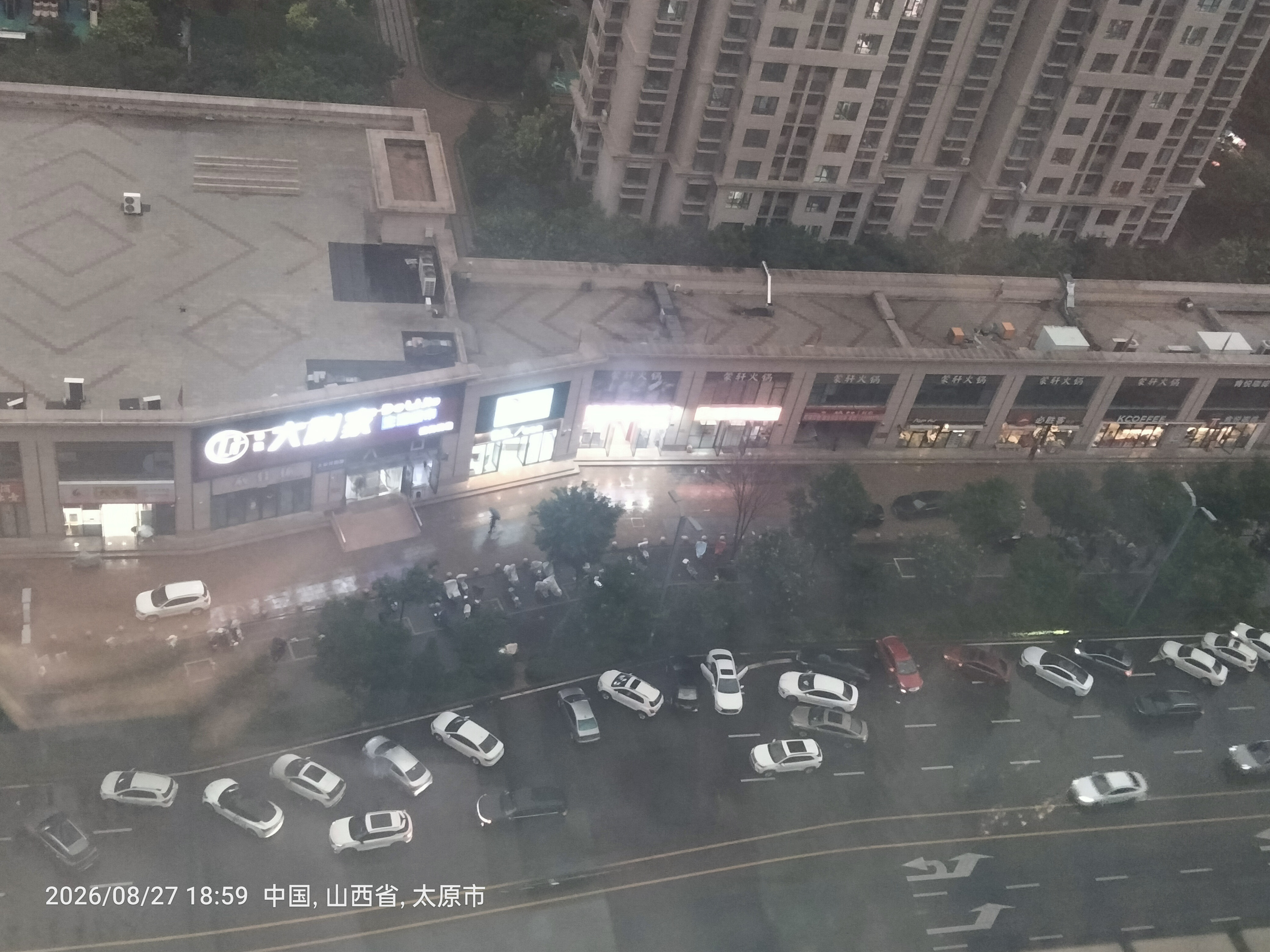 太原尖草坪区营村北街违停也讲点武德啊！看着下雨交警来不及过来，这些机动车横七竖八的停，这能让后车走？