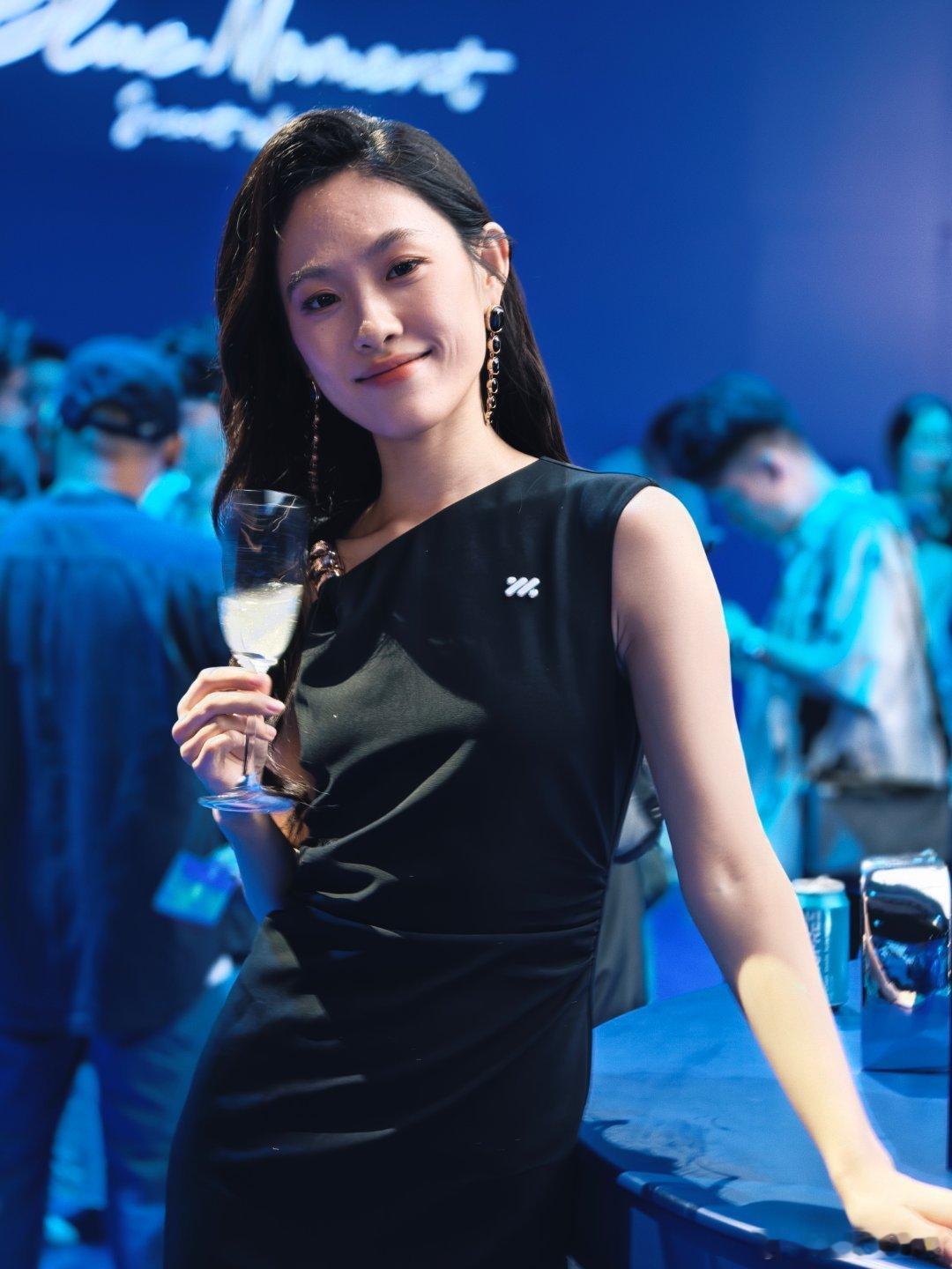 凑个热闹，黑衣服小姐姐很配合，还得是官方模特。​​​
