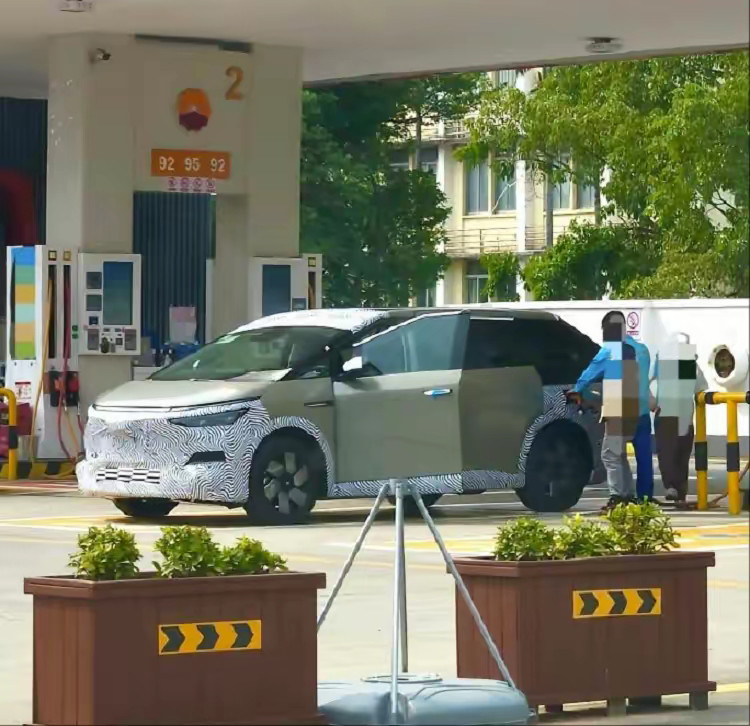 小鹏“鲲”超级增程，可实现纯电续航430km，综合续航1400km。配备5C超充