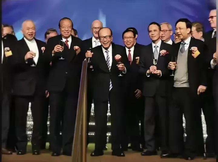 他强由他强,清风拂山岗；他横由他横,明月照大江！当代华人商圣，经营之神李嘉诚