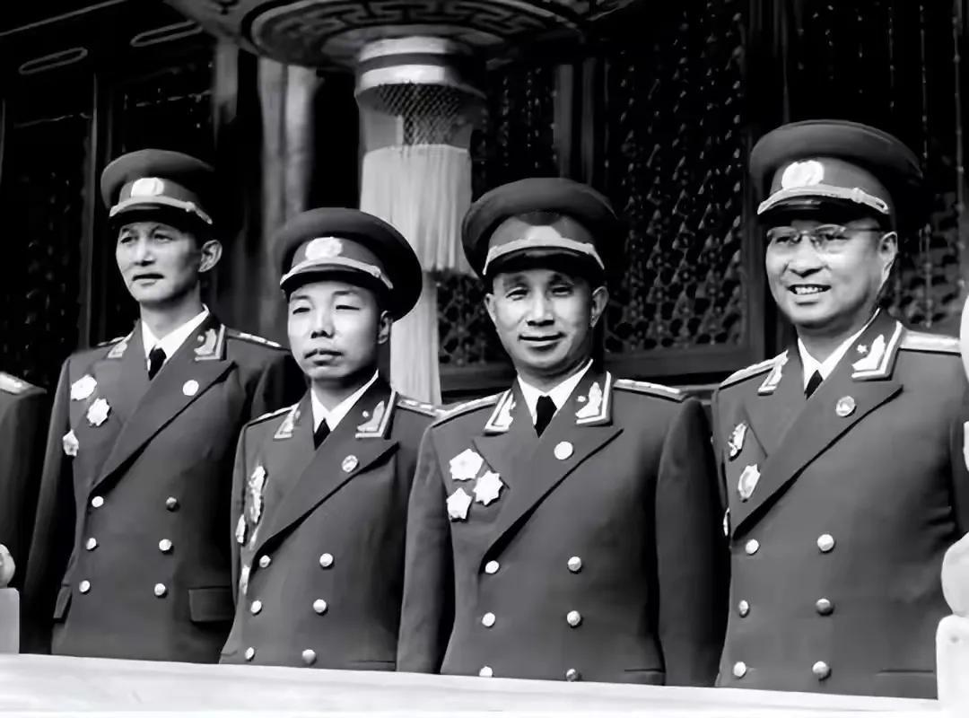 有些朋友感到不解：为什么60年代获得晋升，军衔从校官变为少将的人，也被称为“开国