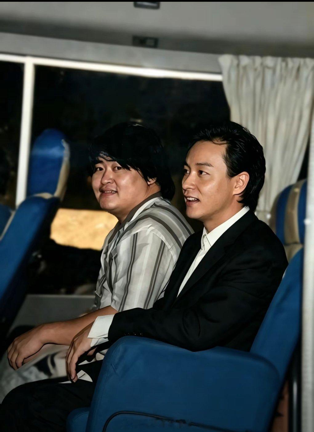 1997年香港庆回归晚会，刘欢和张国荣坐车去演出现场，化妆前和化妆后，刘欢变化很明显[大笑]​