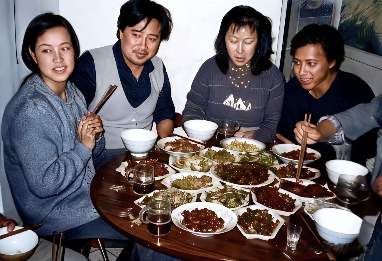 1984年的春节，刘晓庆回到了自己的家乡成都，当时的她，和前夫陈国军，还没结婚