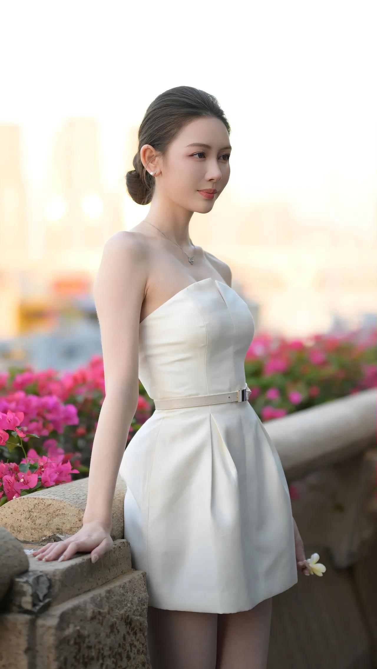 优雅白裙，都市少女，花海相伴，美不胜收阳光白裙少女白裙少女感温柔气质小白裙