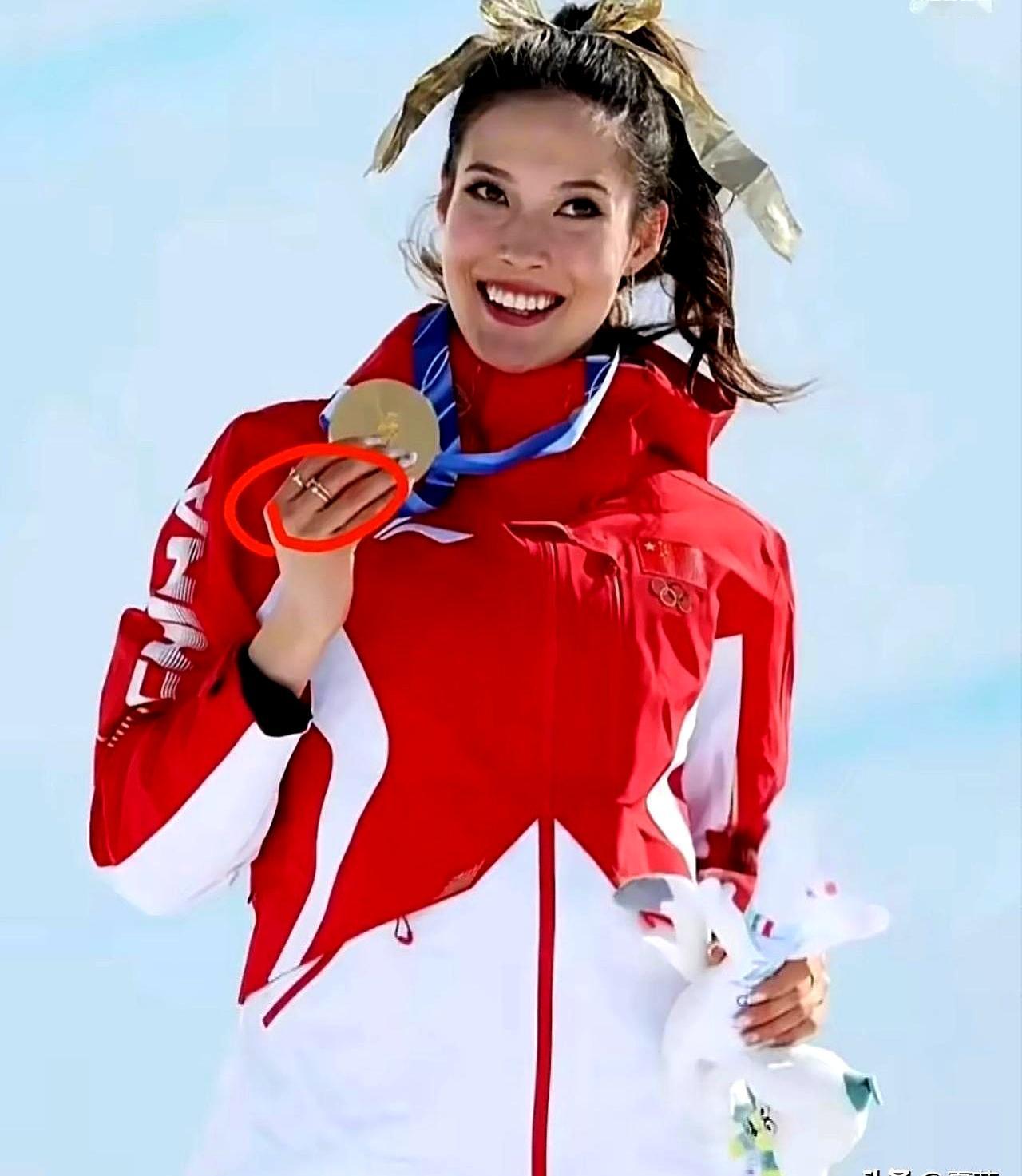 谷爱凌这一抬手，直接给Tiffany省了上亿广告费。她举起金牌那一刻，全球