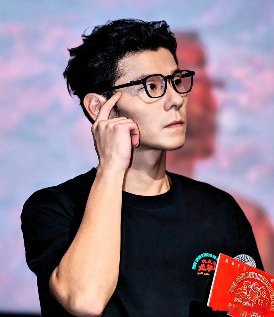 我有预感，蒋奇明这股风，不可能刮一阵就完了。因为他除了演技，还有一张很大的底牌，