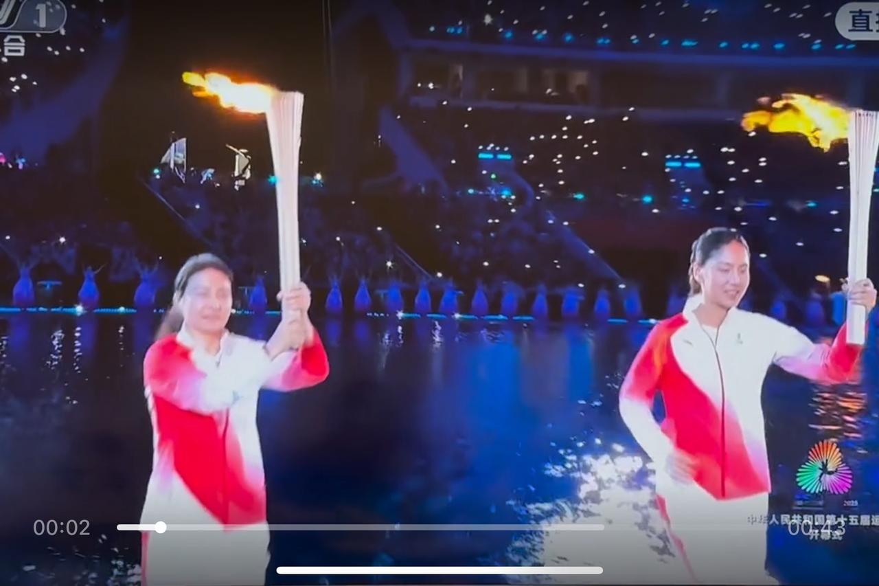 郭晶晶点燃火炬手，自己跳的水花都没这么大，跳水女王的含金量还在继续上升！在水里