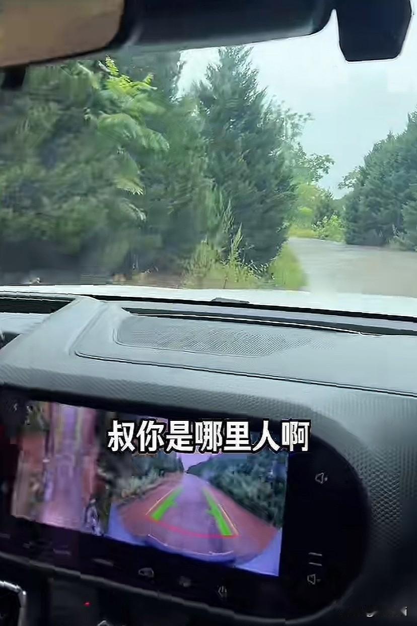 陕西省安康市岚皋县，男子驾车行驶在一条偏僻小道上。途中，一位大爷将其拦下，他恳请