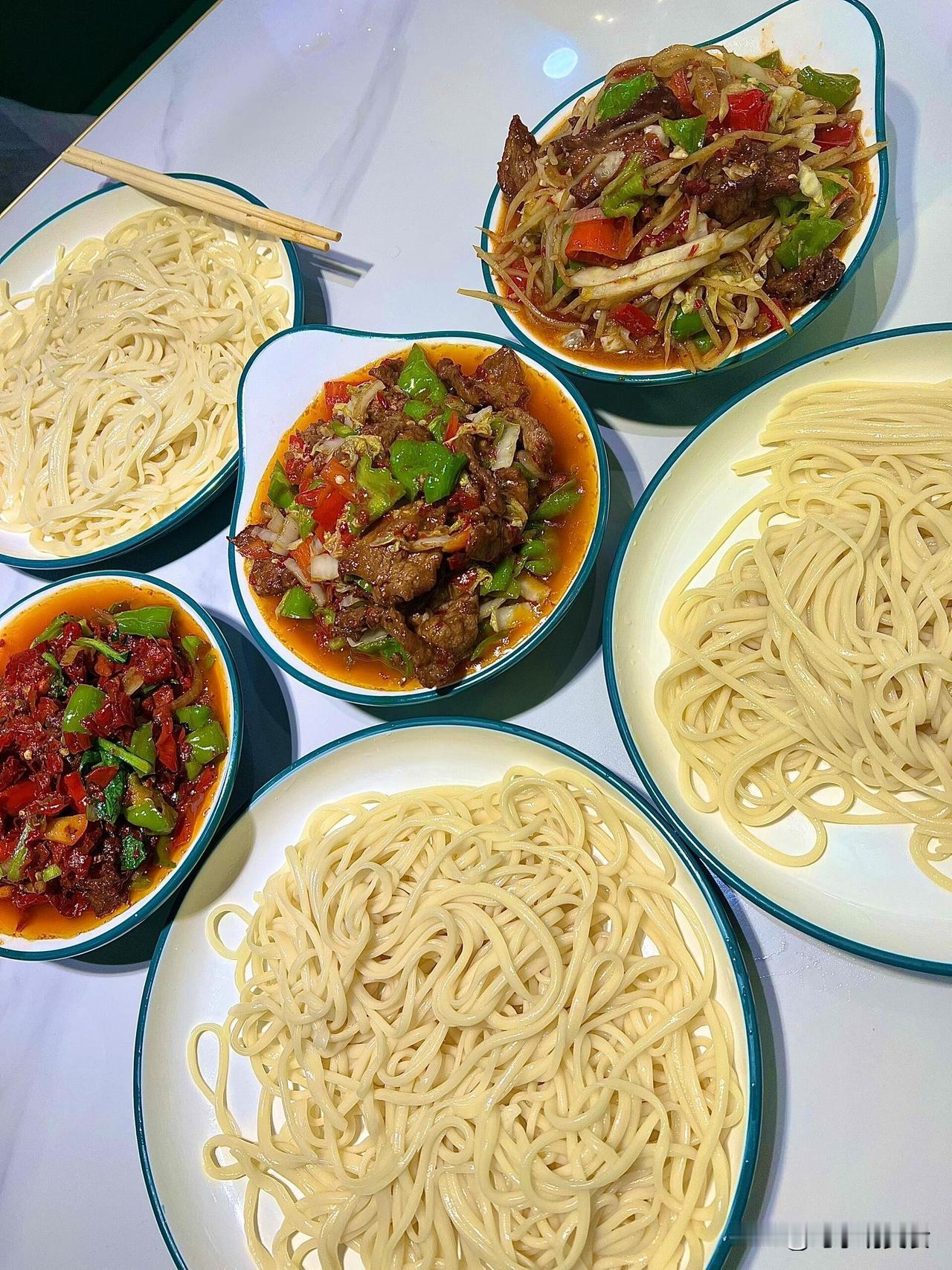 经常看到不少人吐槽新疆拌面价格偏高，其实很多人根本不了解实情，美食从来都是一分价